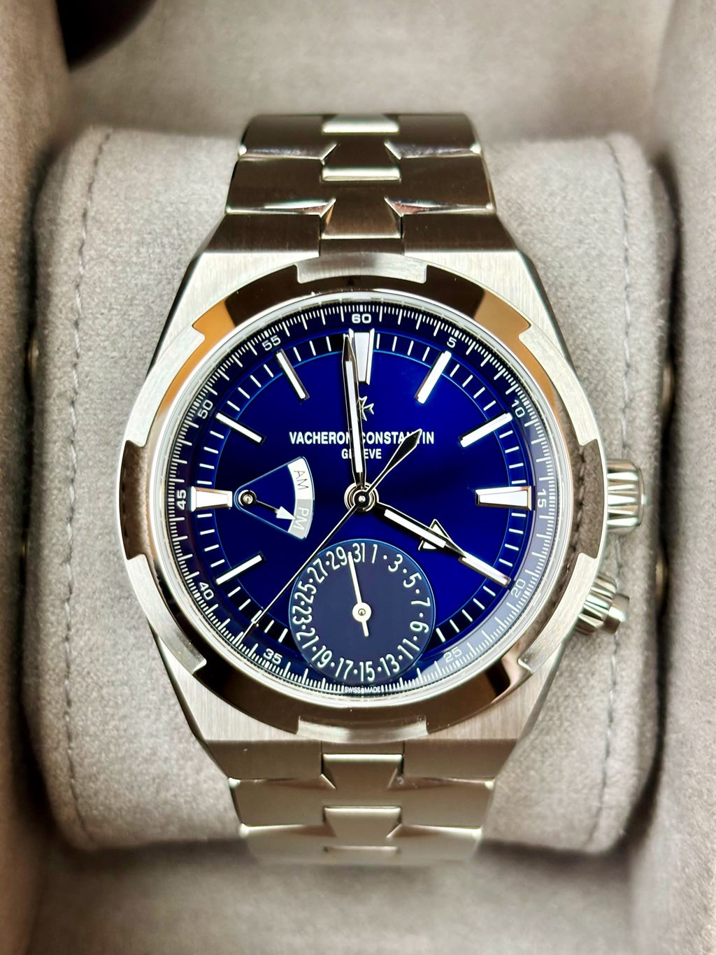 VACHERON CONSTANTIN
VACHERON CONSTANTIN OVERSEAS DUAL TIME 41MM