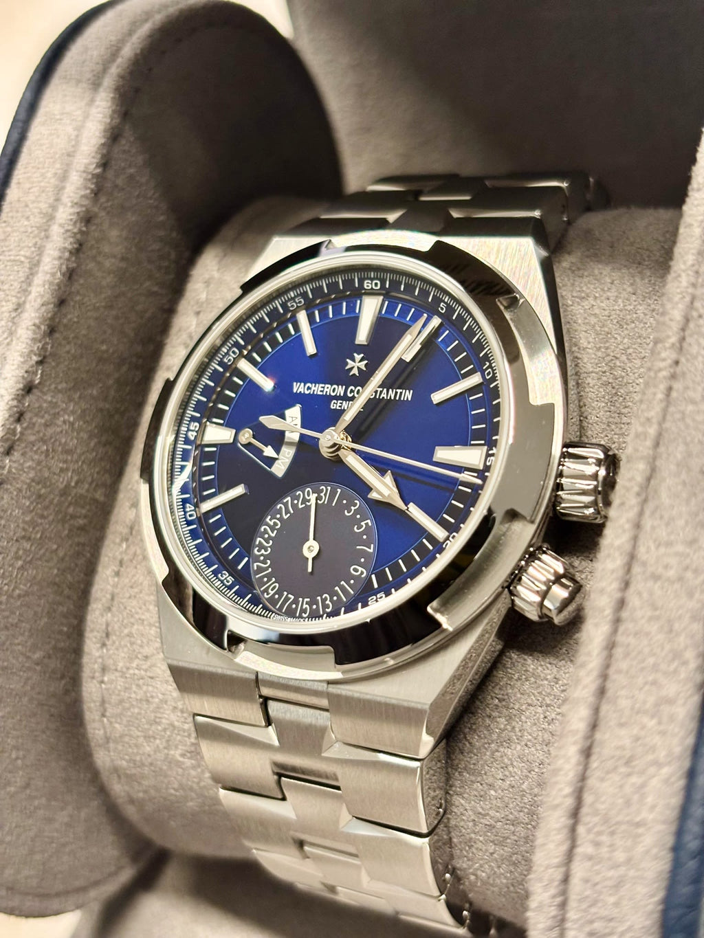 VACHERON CONSTANTIN
VACHERON CONSTANTIN OVERSEAS DUAL TIME 41MM