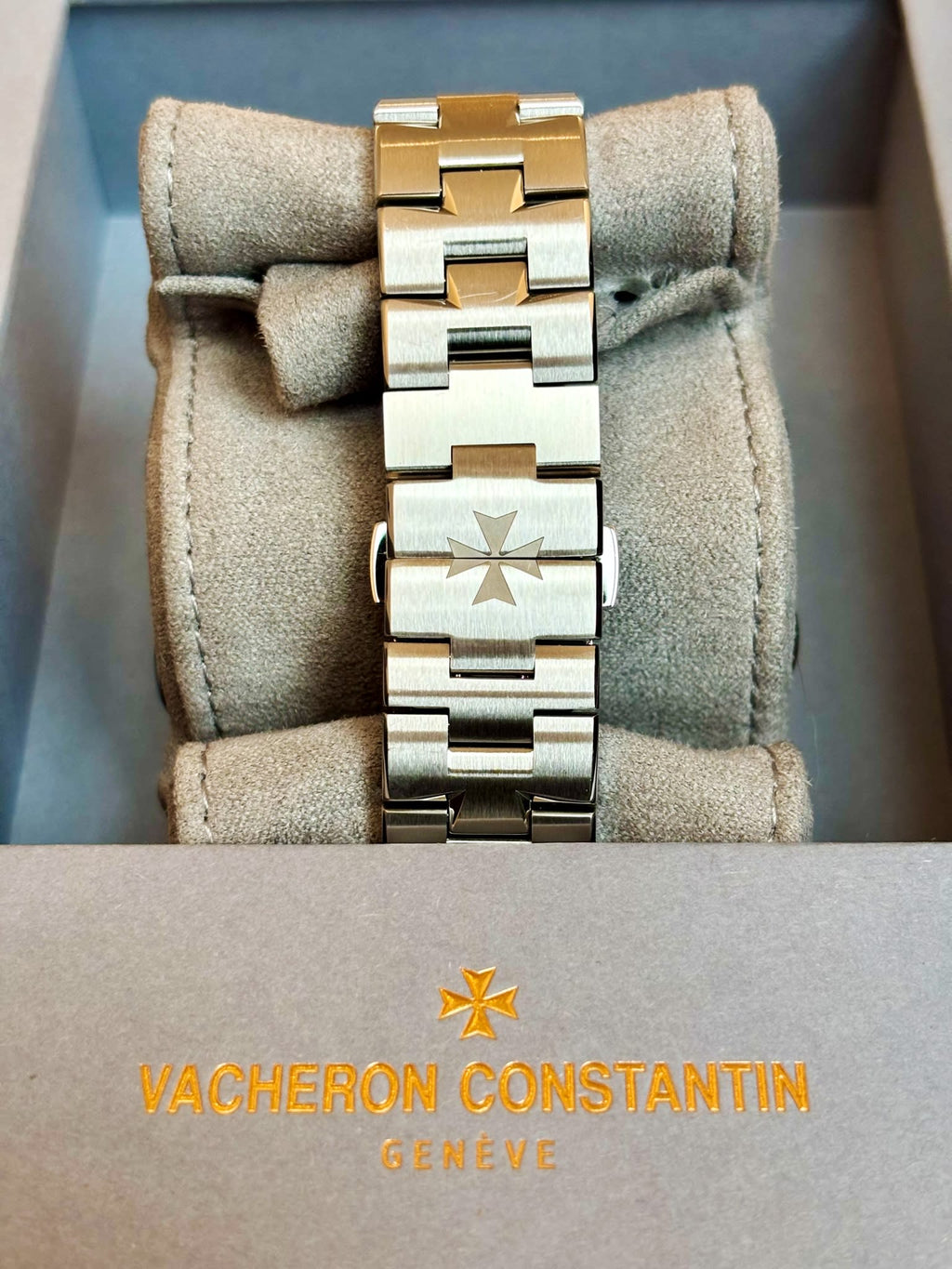 VACHERON CONSTANTIN
VACHERON CONSTANTIN OVERSEAS DUAL TIME 41MM